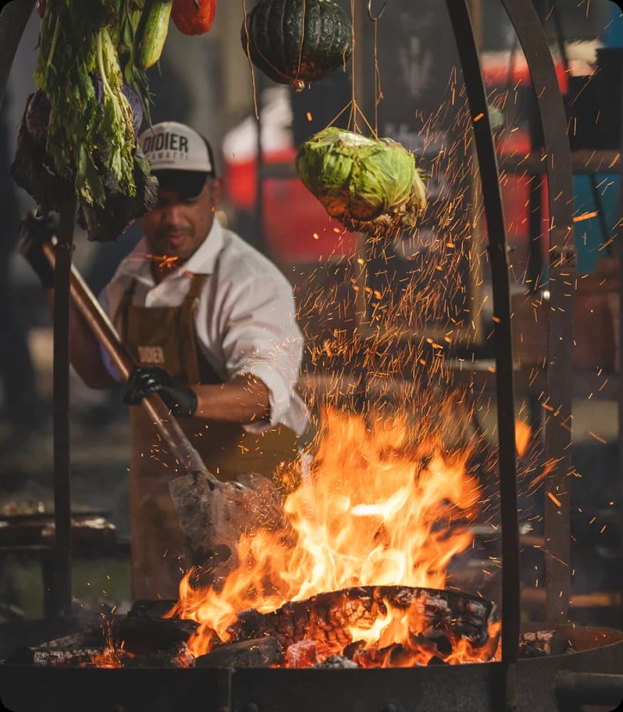 Composición de mesa servida con vajilla