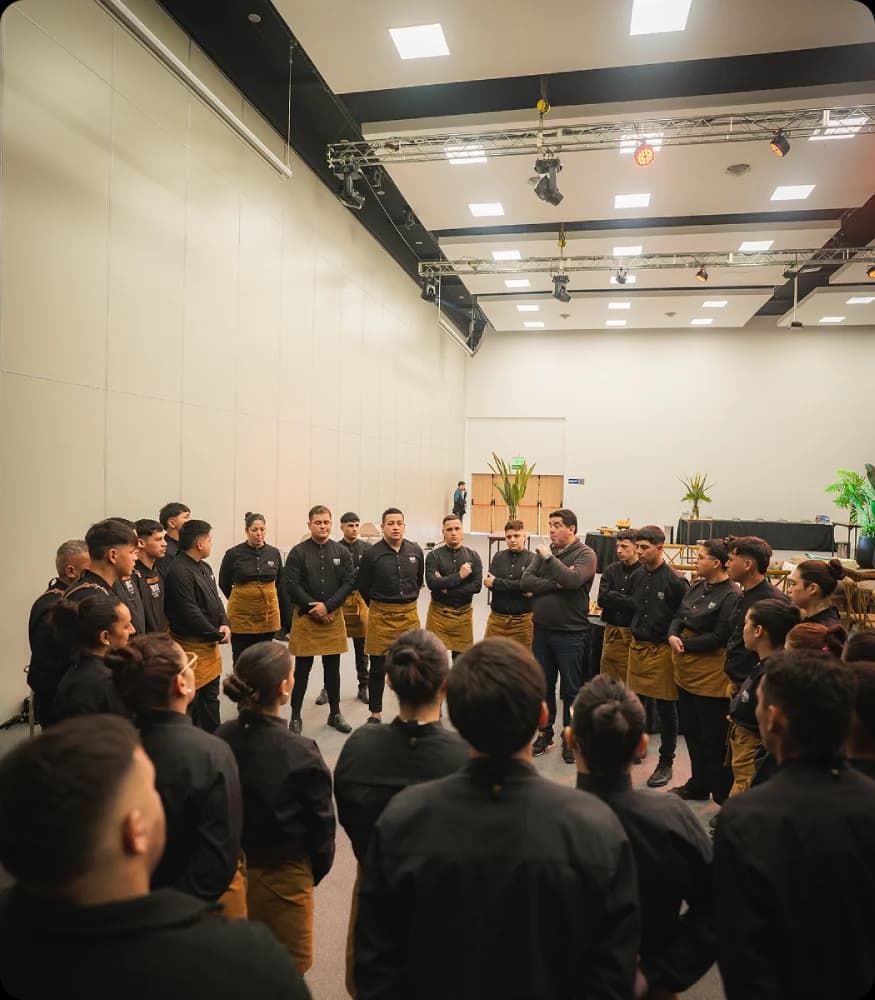 Ambiente cálido de comedor servido