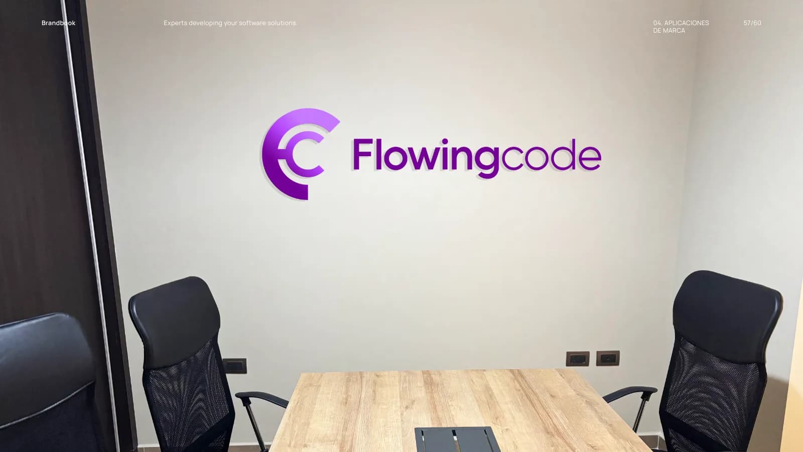 Señalética del logotipo de Flowingcode en pared de oficina