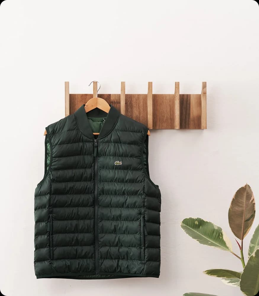 Modelo posando con traje de Franco D'Argento