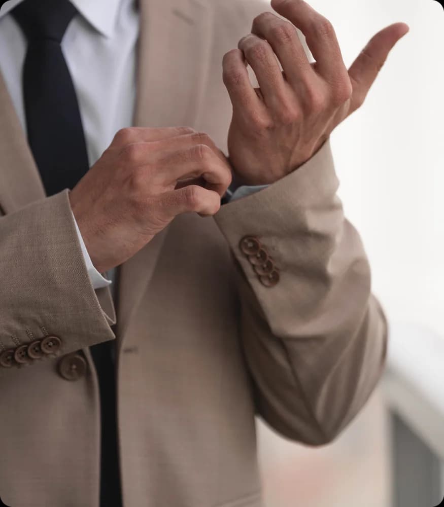 Bodegón de camisa blanca y zapatos de cuero