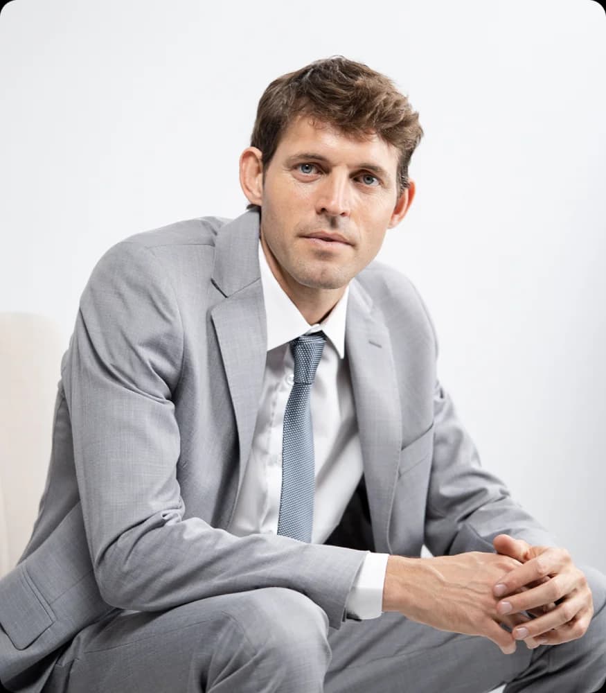 Modelo con traje de Franco D'Argento en exterior