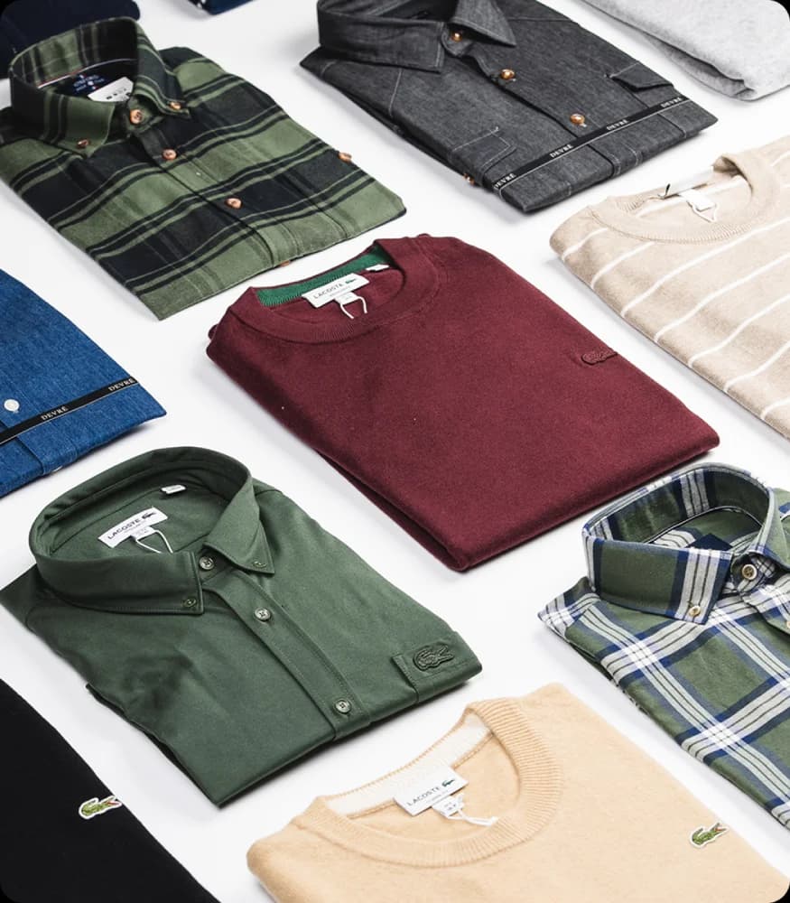 Camisas y sweaters en composición plana