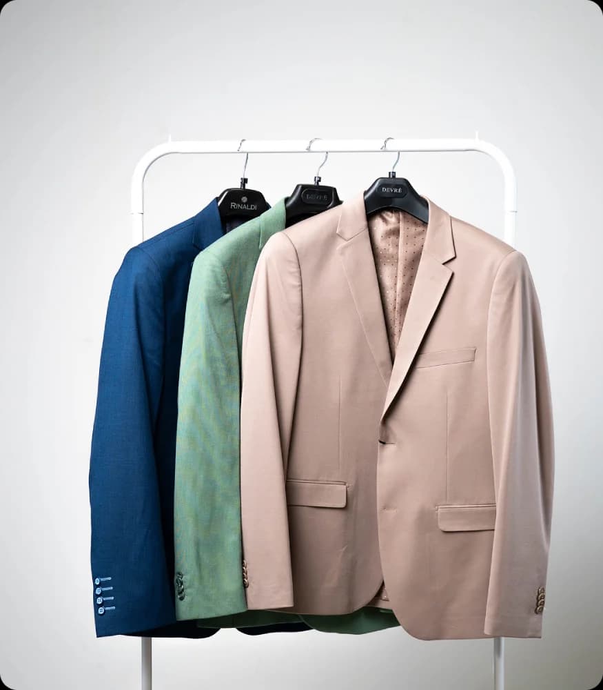 Campera y percha de madera en bodegón