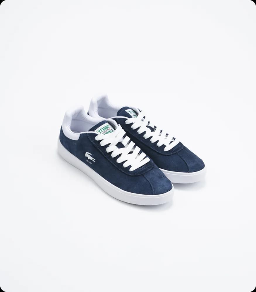 Retrato de modelo con traje gris