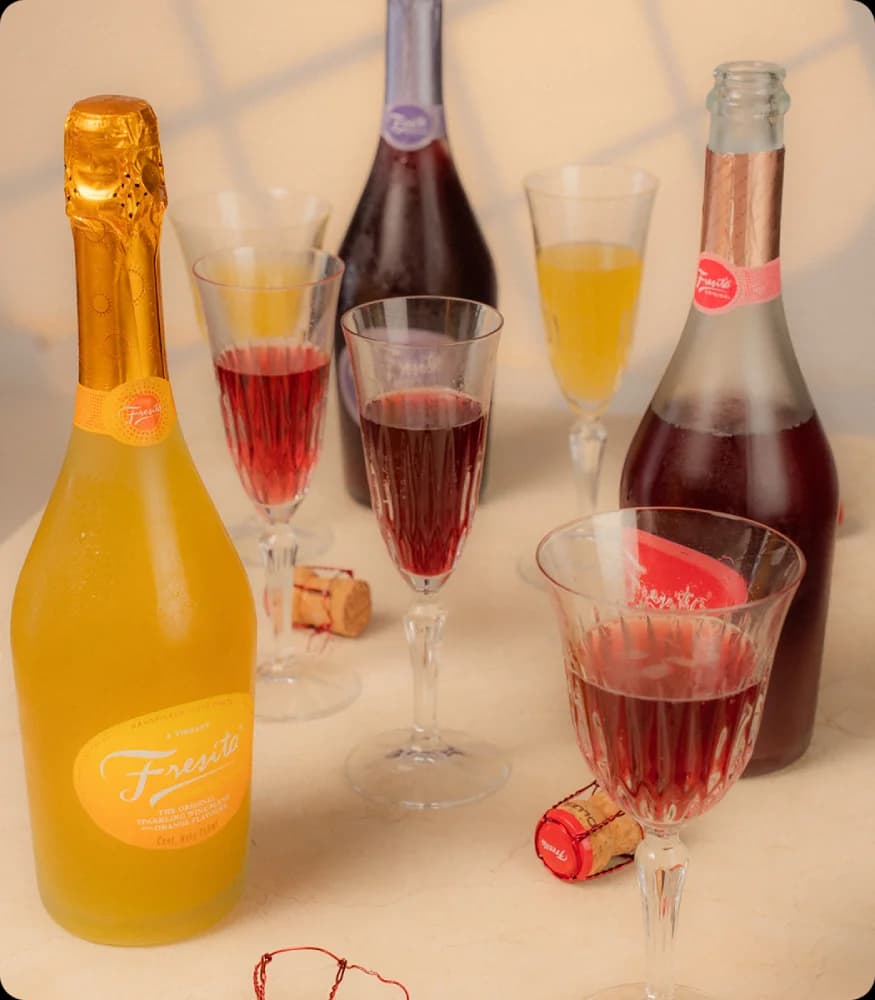 Composición de botellas y copas Fresita