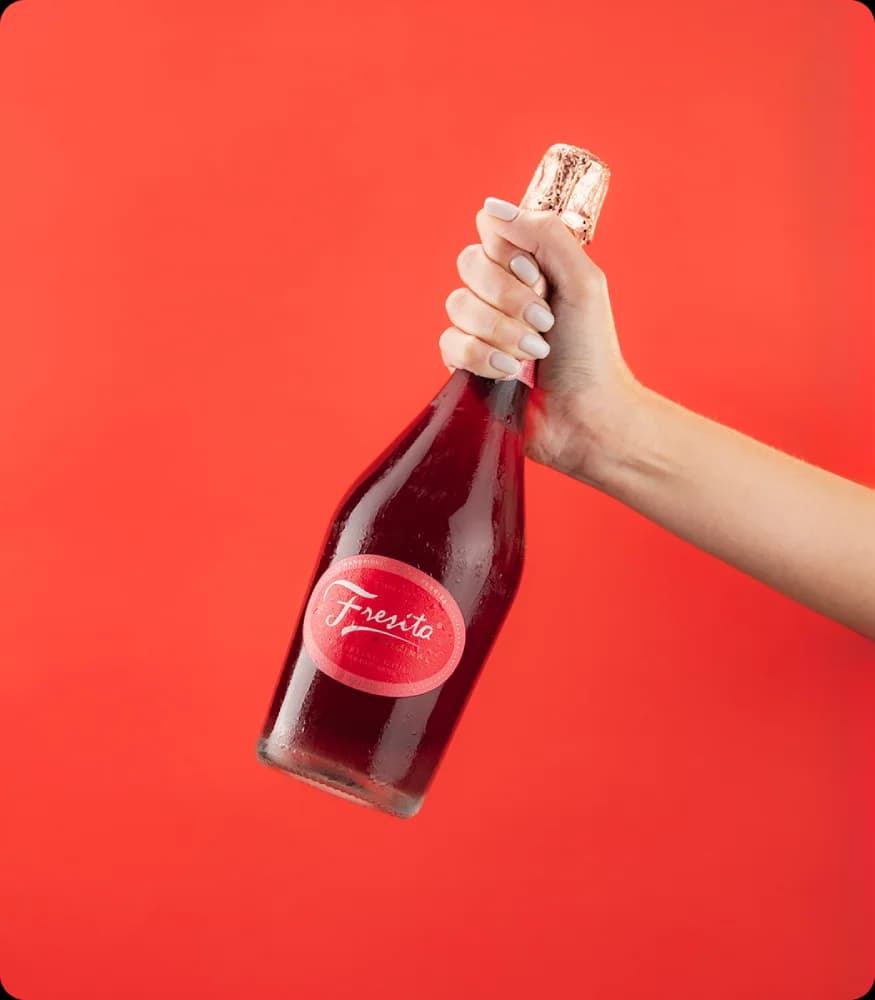 Botella de Fresita sobre fondo violeta