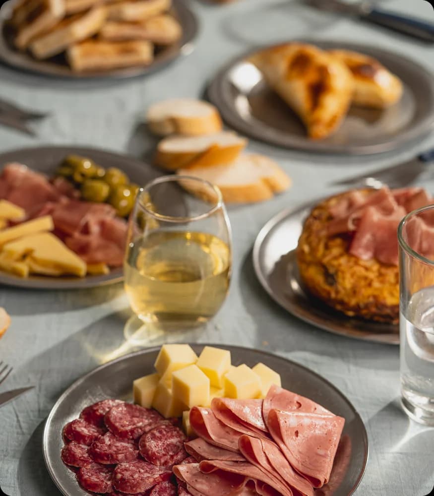 Composición gastronómica con tabla de fiambres