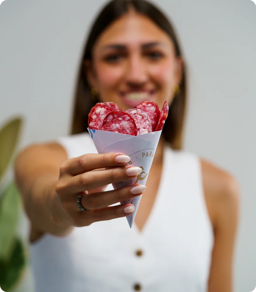 Producto estrella fotografiado con fondo cálido