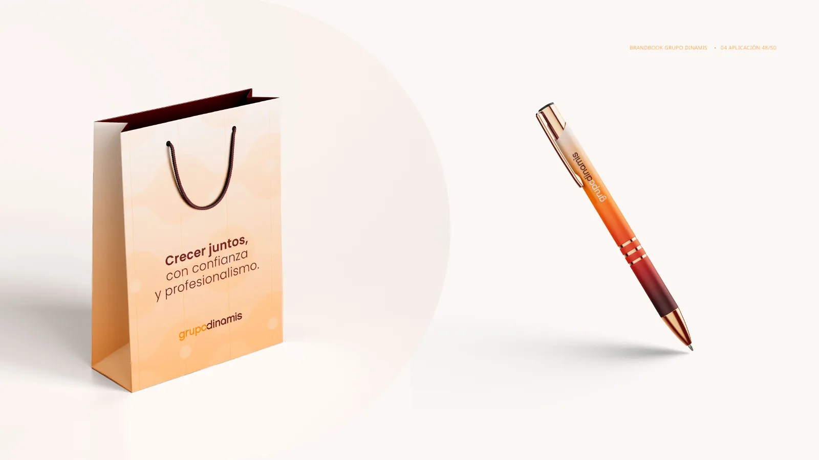 Bolsa de papel y lapicera con la identidad de Grupo Dinamis
