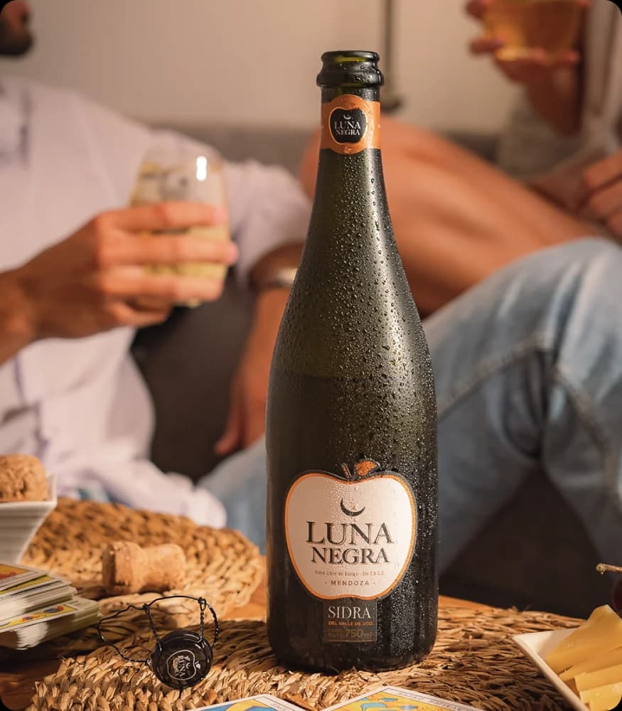 Botella de Luna Negra en plano cenital