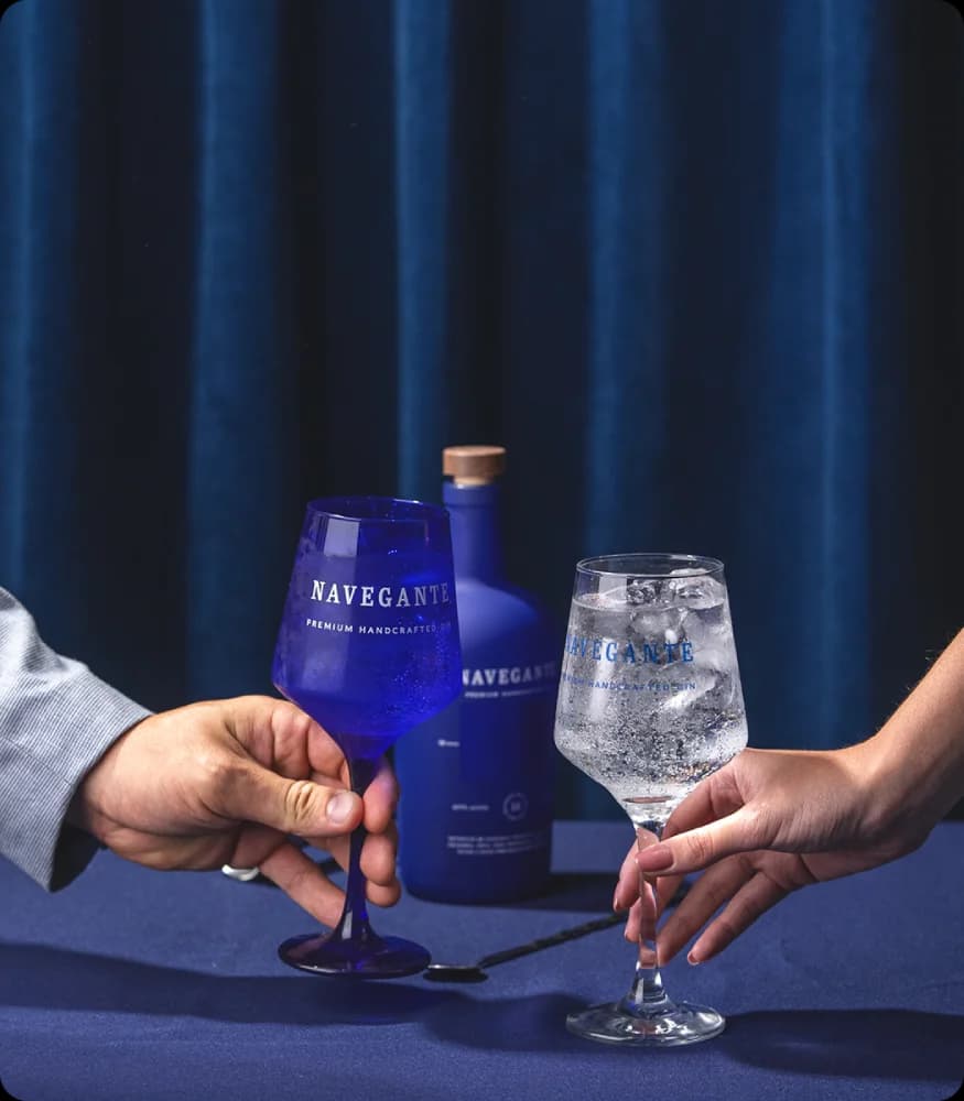 Botella de gin Navegante en fondo oscuro